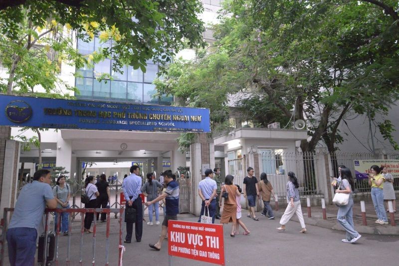 Có gần 3.300 học sinh bước vào kì thi vào trường THPT Chuyên ngoại ngữ - Ảnh: baodautu.vn Có gần 3.300 học sinh bước vào kì thi vào trường THPT Chuyên ngoại ngữ - Ảnh: baodautu.vn