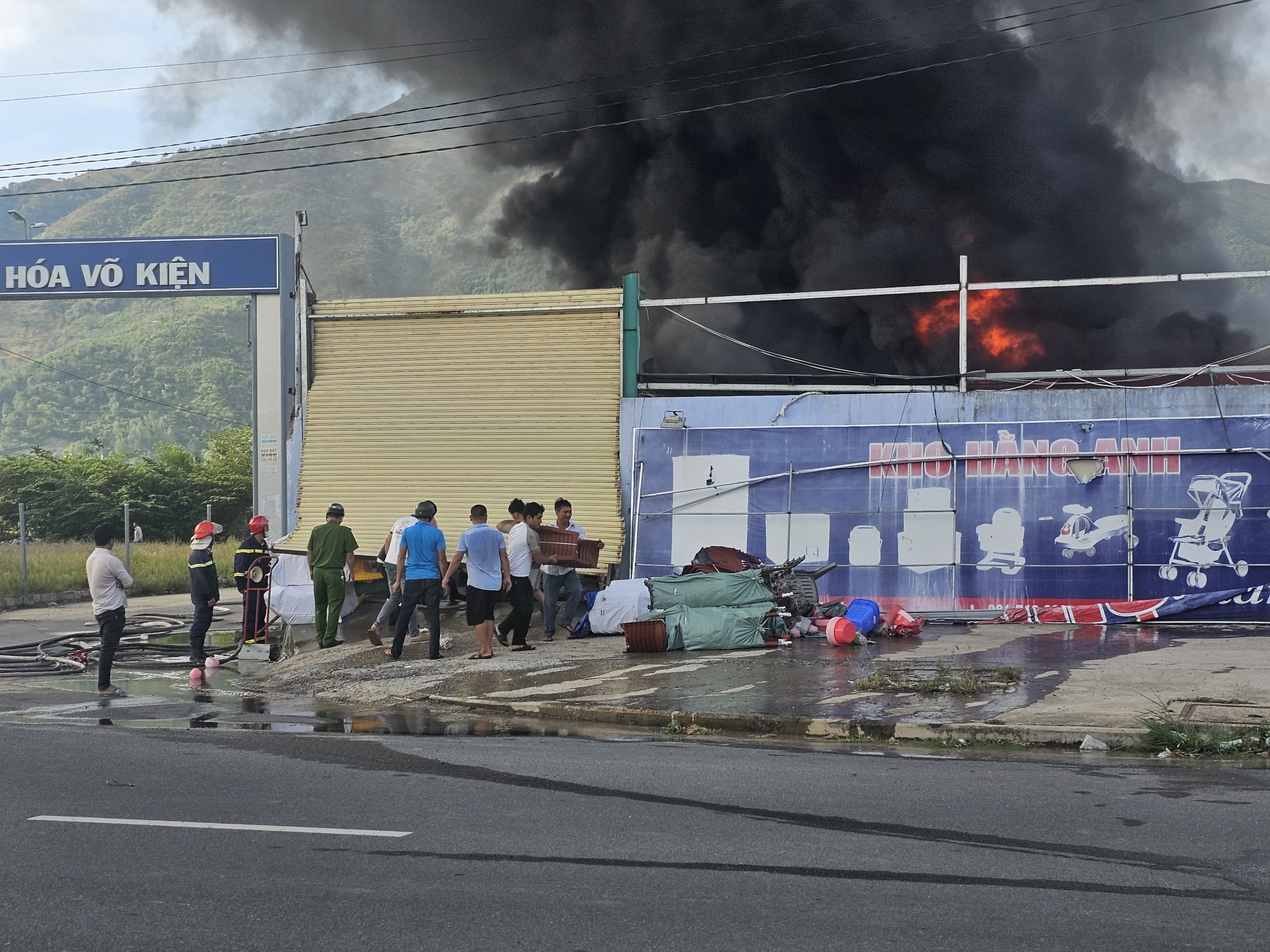 Ngọn lửa bốc cao dữ dội. Ảnh: Minh Toàn Ngọn lửa bốc cao dữ dội. Ảnh: Minh Toàn
