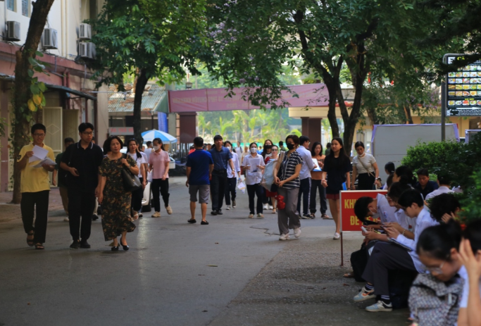 Hàng nghìn thí sinh thi vào 2 trường chuyên Khoa học Tự nhiên và Khoa học Xã hội & Nhân văn Hàng nghìn thí sinh thi vào 2 trường chuyên Khoa học Tự nhiên và Khoa học Xã hội & Nhân văn