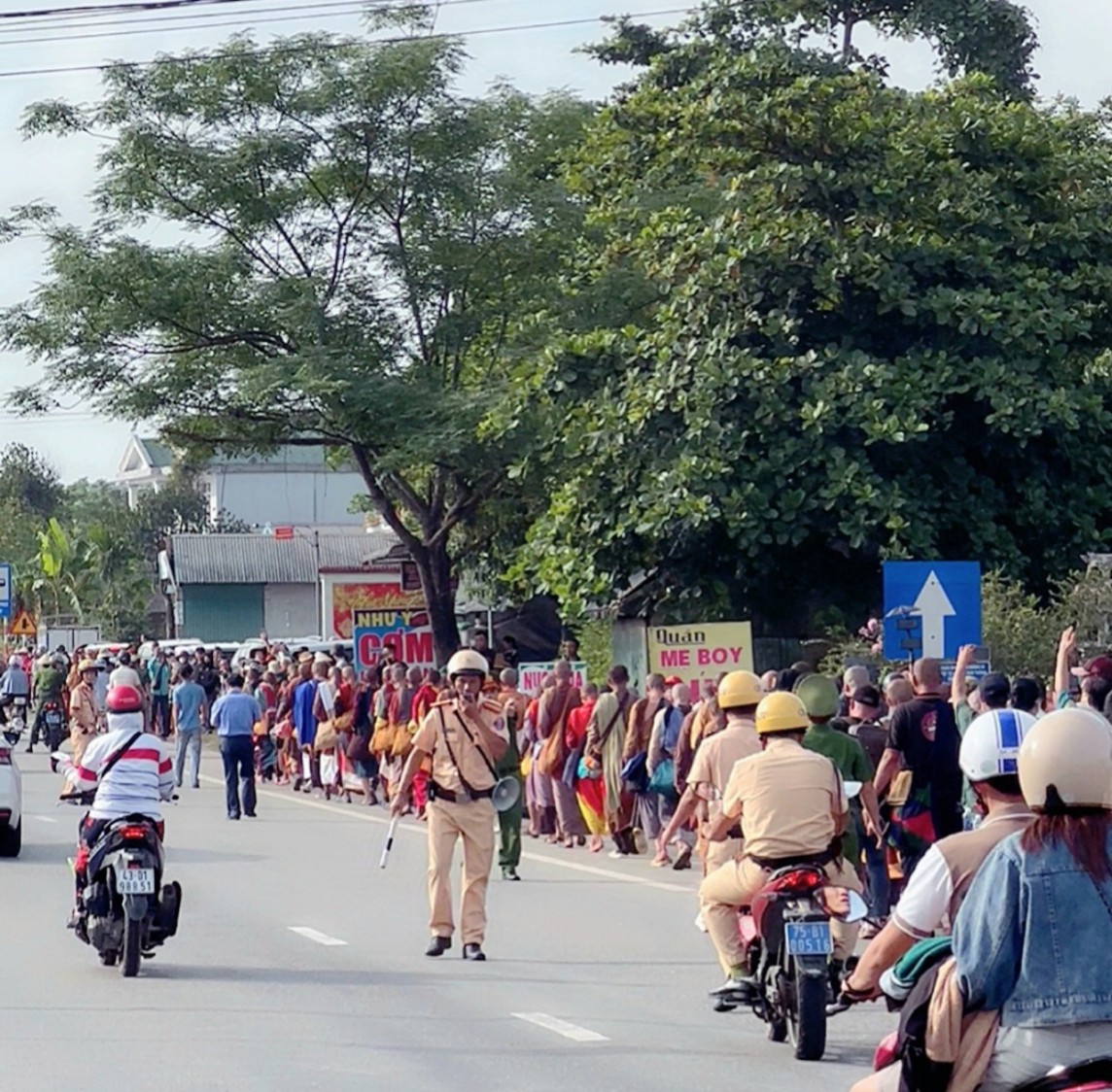 Thừa Thiên Huế: Hai người phụ nữ bị sốc nhiệt khi bộ hành ông Thích Minh TuệThừa Thiên Huế: Hai người phụ nữ bị sốc nhiệt khi bộ hành ông Thích Minh Tuệ