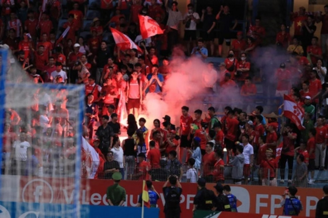 Cổ động viên Hải Phòng đốt pháo sáng, chửi bậy sau trận đấu Thể Công – Viettel và Hải Phòng (Ảnh: Minh Đức). Cổ động viên Hải Phòng đốt pháo sáng, chửi bậy sau trận đấu Thể Công – Viettel và Hải Phòng (Ảnh: Minh Đức).