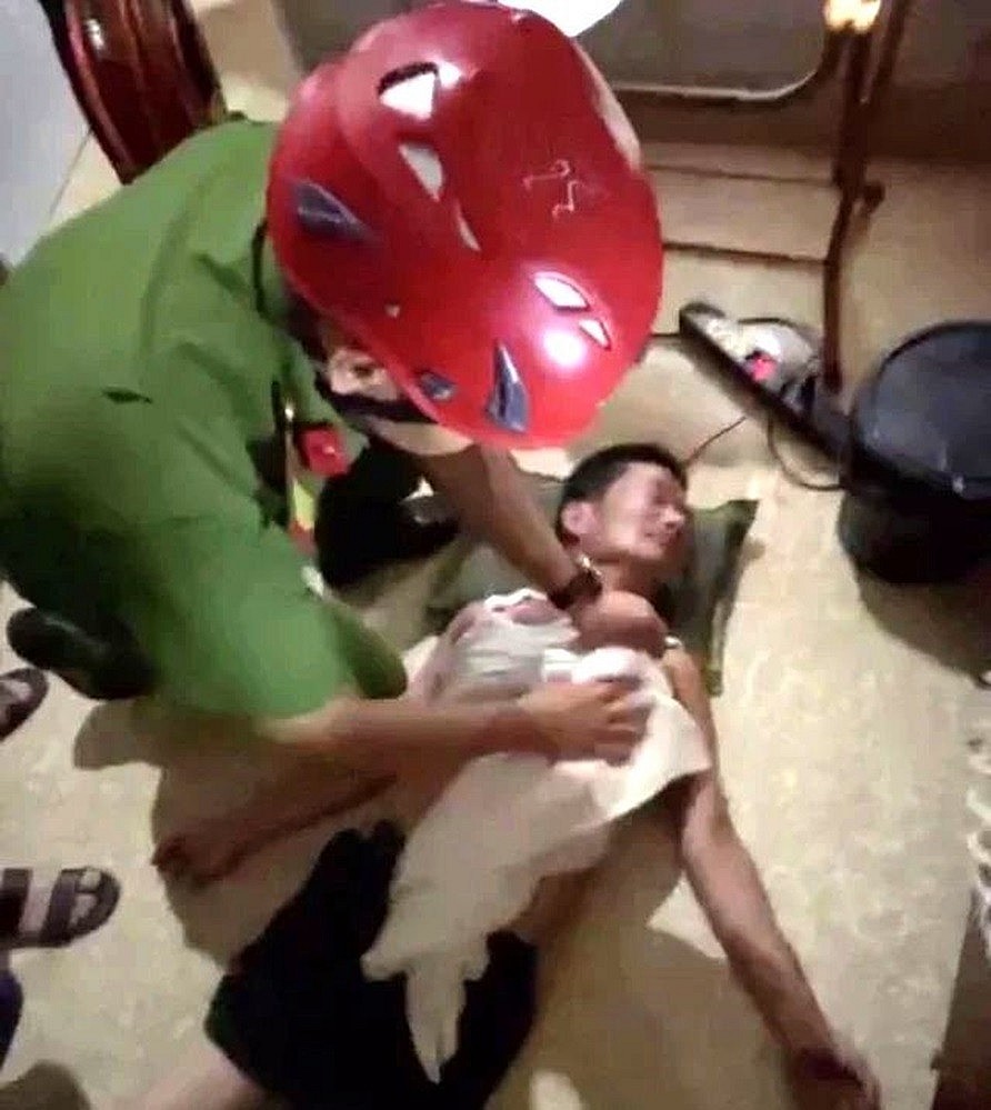 Hà Tĩnh: Giải cứu thành công người đàn ông mắc kẹt giữa khe tường 2 nhà