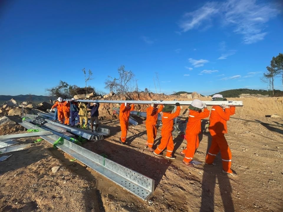 Đội xung kích Công ty Điện lực Sơn La tham gia hỗ trợ Dự án đường dây 500kV mạch 3 Quảng Trạch - Phố Nối Đội xung kích Công ty Điện lực Sơn La tham gia hỗ trợ Dự án đường dây 500kV mạch 3 Quảng Trạch - Phố Nối