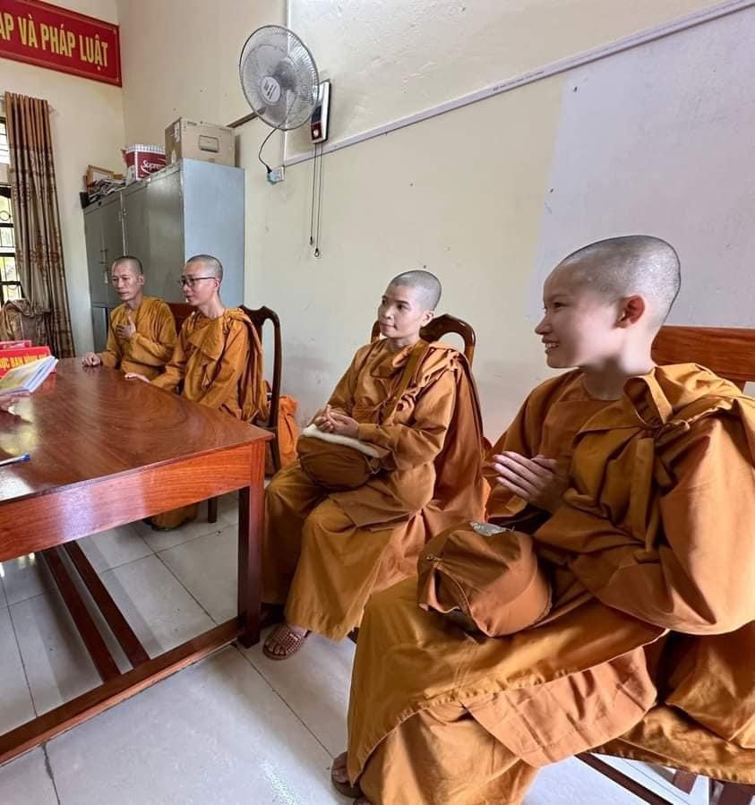 Angela Phương Trinh phê phán ông Thích Minh Tuệ: ''Mượn gió bẻ măng'' hay vớt vát hào quang? Angela Phương Trinh phê phán ông Thích Minh Tuệ: ''Mượn gió bẻ măng'' hay vớt vát hào quang?