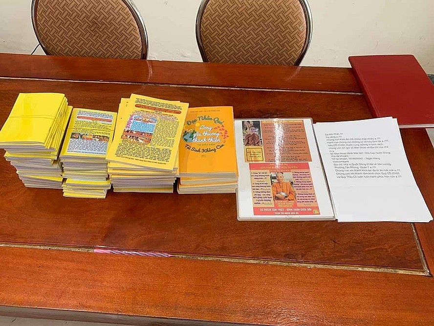 Thu hàng trăm cuốn sách tuyên truyền đạo trái phép của nhà sư tham gia cùng đoàn bộ hành Thích Minh Tuệ Thu hàng trăm cuốn sách tuyên truyền đạo trái phép của nhà sư tham gia cùng đoàn bộ hành Thích Minh Tuệ