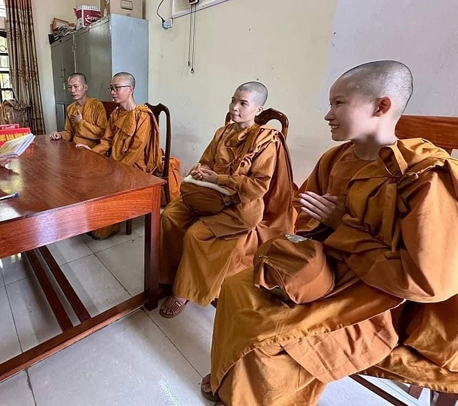 Thu hàng trăm cuốn sách tuyên truyền đạo trái phép của nhà sư tham gia cùng đoàn bộ hành Thích Minh Tuệ Thu hàng trăm cuốn sách tuyên truyền đạo trái phép của nhà sư tham gia cùng đoàn bộ hành Thích Minh Tuệ