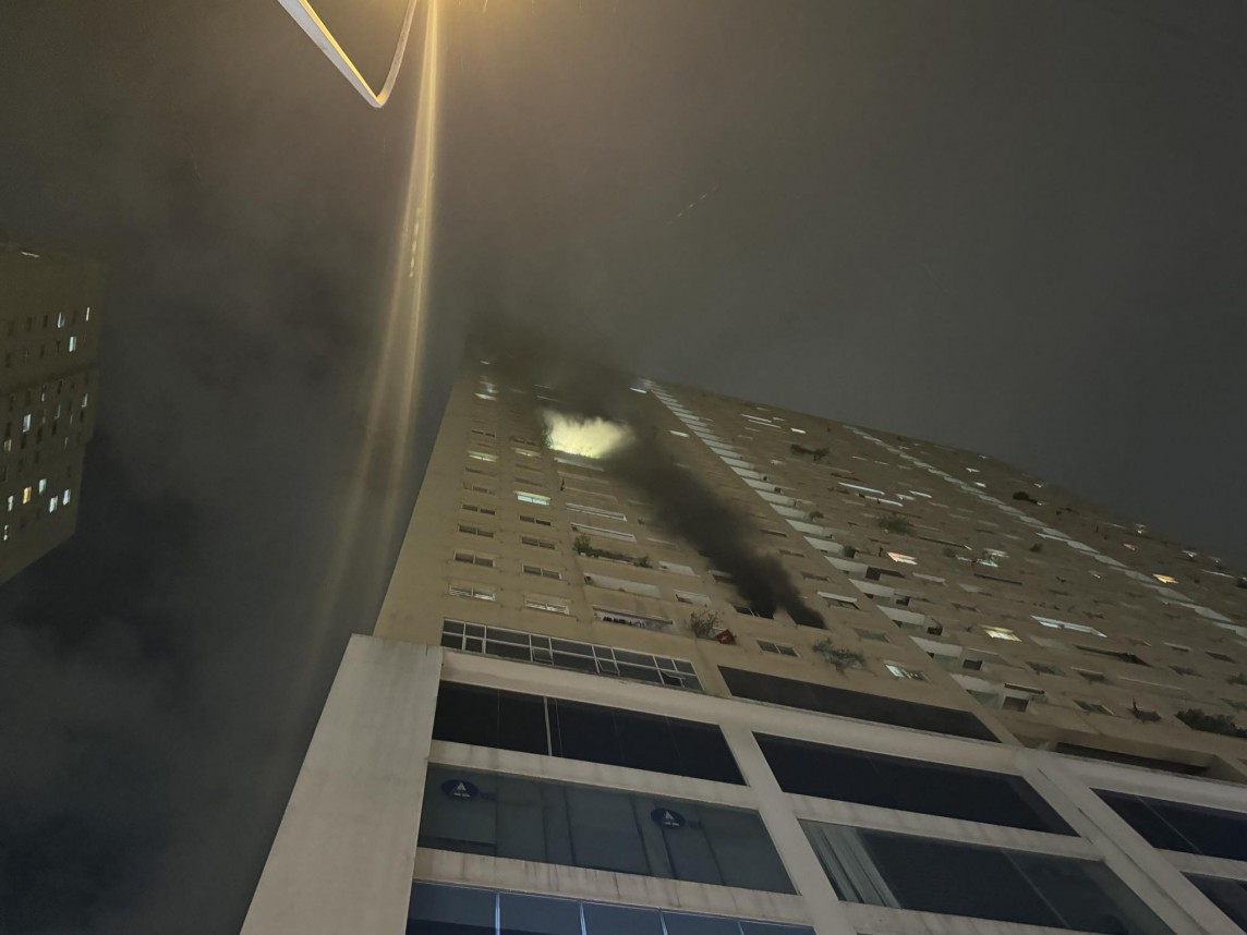 Hỏa hoạn xảy ra vào ban đêm khiến nhiều người một phen hoảng loạn (Ảnh: Bạn đọc cung cấp). Hỏa hoạn xảy ra vào ban đêm khiến nhiều người một phen hoảng loạn (Ảnh: Bạn đọc cung cấp).