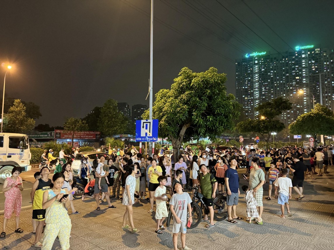 Nhiều người tháo chạy khỏi tòa nhà nơi xảy ra hỏa hoạn (Ảnh: Bạn đọc cung cấp). Nhiều người tháo chạy khỏi tòa nhà nơi xảy ra hỏa hoạn (Ảnh: Bạn đọc cung cấp).