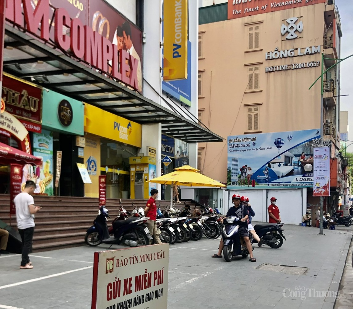 Saáng nay nhiều người đến mua nhưng phải ra về vì cửa hàng không có vàng nhẫn bán ra Saáng nay nhiều người đến mua nhưng phải ra về vì cửa hàng không có vàng nhẫn bán ra