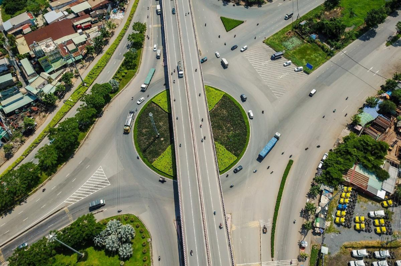 Hơn 100,000 tỷ đồng đầu tư vào hạ tầng Bình Chánh giúp giảm tải lưu lượng giao thông giữa các khu công nghiệp và các tuyến đường trục xuyên tâm, đồng thời nâng tầm vị thế nơi đây trở thành trọng điểm kinh tế Hơn 100,000 tỷ đồng đầu tư vào hạ tầng Bình Chánh giúp giảm tải lưu lượng giao thông giữa các khu công nghiệp và các tuyến đường trục xuyên tâm, đồng thời nâng tầm vị thế nơi đây trở thành trọng điểm kinh tế