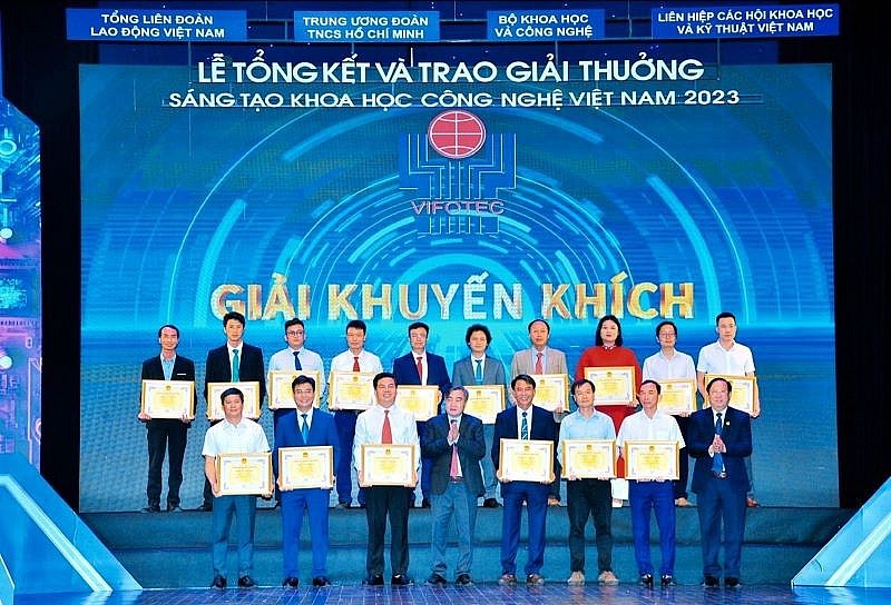 Đại diện các nhóm tác giả nhận giải Khuyến khích của VIFOTEC 2023 Đại diện các nhóm tác giả nhận giải Khuyến khích của VIFOTEC 2023