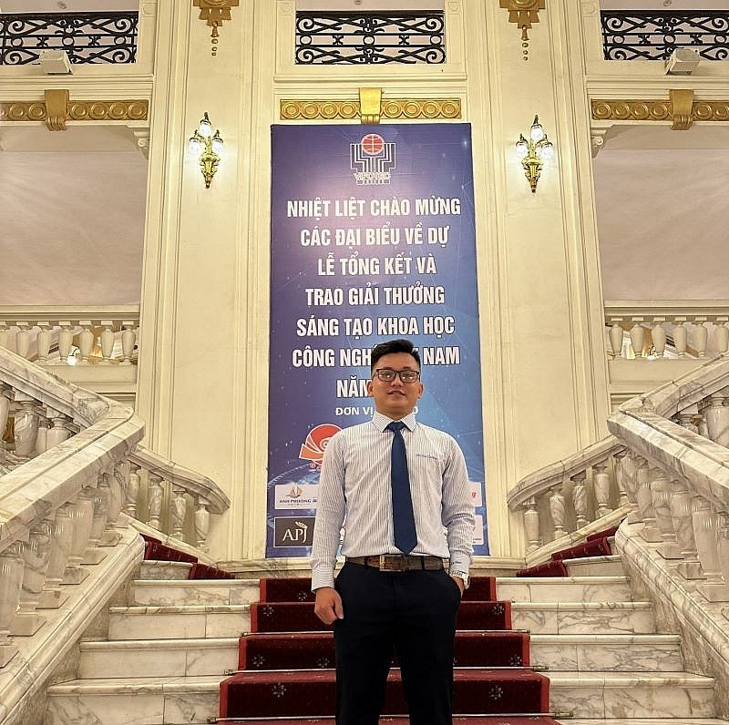 Đại diện nhóm tác giả PV GAS CA MAU nhận giải tại Nhà hát Lớn Hà Nội Đại diện nhóm tác giả PV GAS CA MAU nhận giải tại Nhà hát Lớn Hà Nội