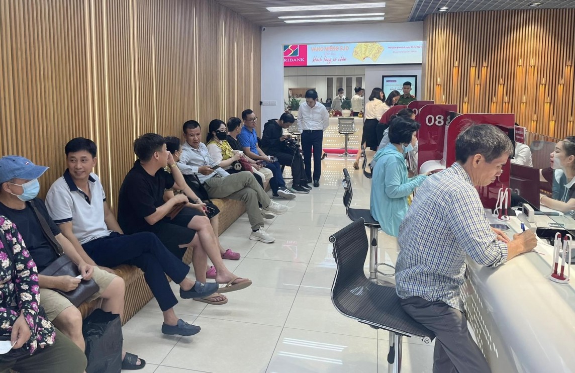 Các Ngân hàng mở cửa bán vàng, người dân xếp hàng chờ mua vàng đầu tư