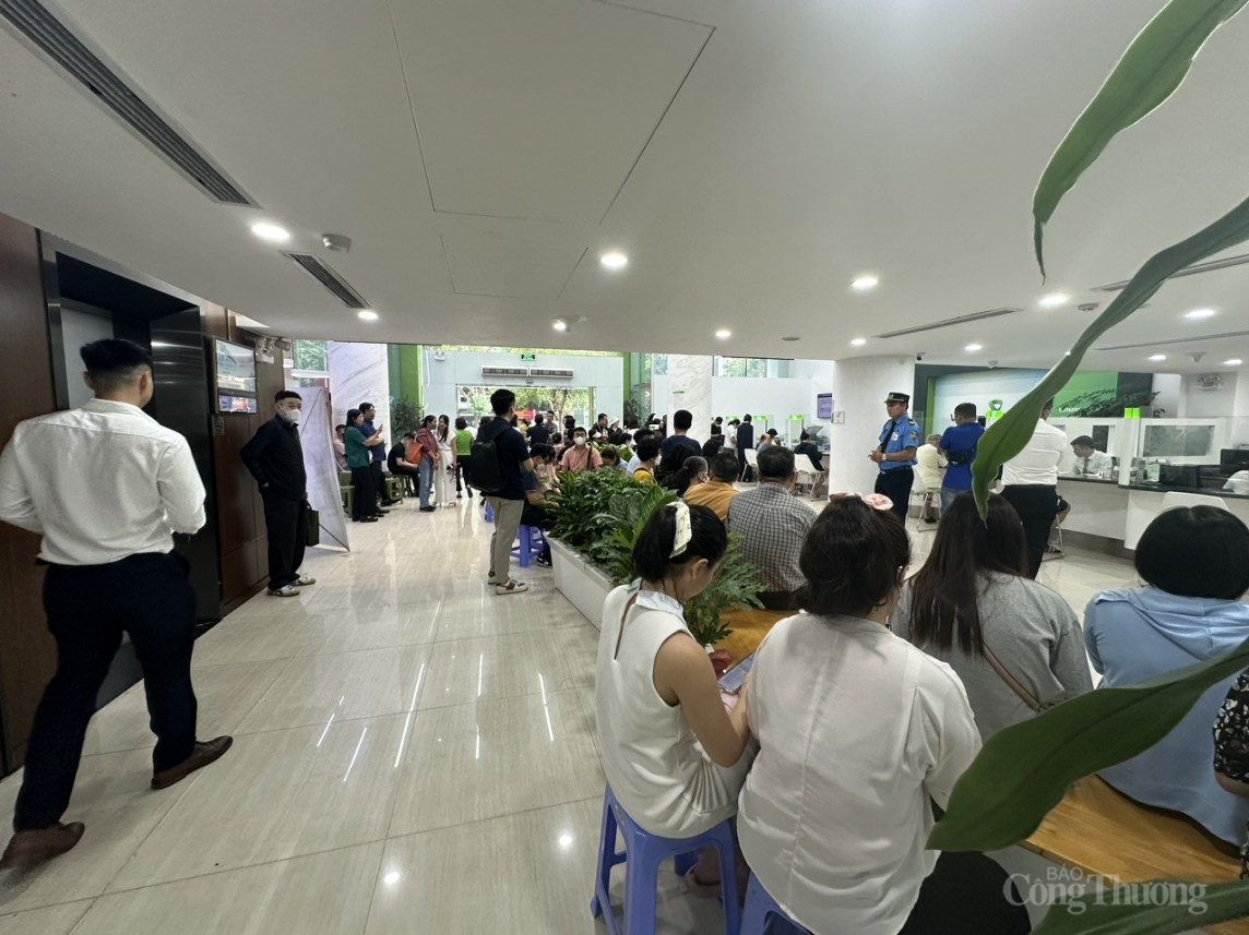 Các Ngân hàng mở cửa bán vàng, người dân xếp hàng chờ mua vàng đầu tư