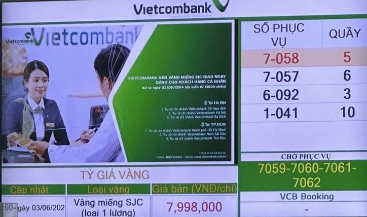Các Ngân hàng mở cửa bán vàng, người dân xếp hàng chờ mua vàng đầu tư