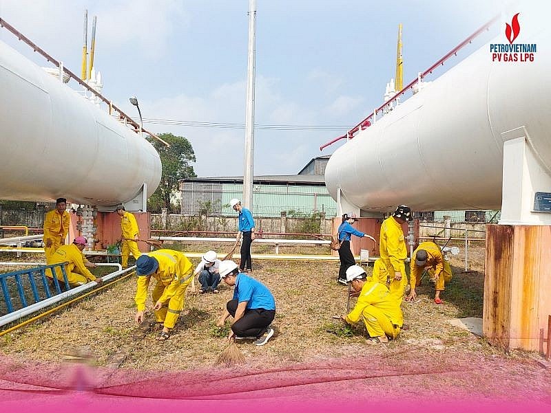 Dọn sạch rác và cỏ dại tại các trạm LPG Miền Trung Dọn sạch rác và cỏ dại tại các trạm LPG Miền Trung