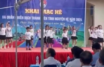 Hà Nội: Sập mái hiên sân khấu khai mạc Hè, 6 học sinh bị đè nhập viện
