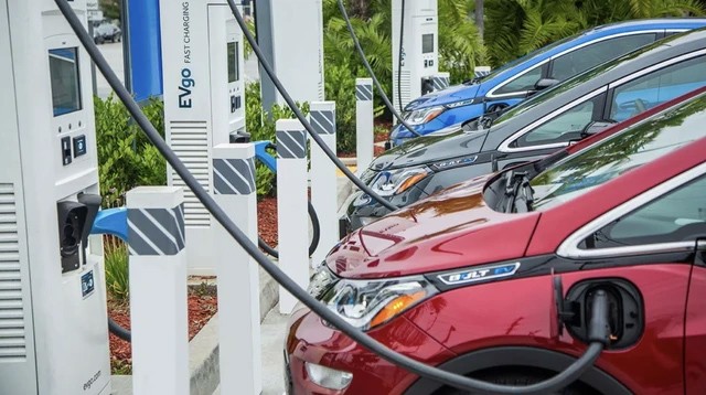 Sạc pin dưới trời nắng có thể khiến nhiệt độ tăng cao gây nhanh hao mòn hệ thống pin. Ảnh minh họa Sạc pin dưới trời nắng có thể khiến nhiệt độ tăng cao gây nhanh hao mòn hệ thống pin. Ảnh minh họa