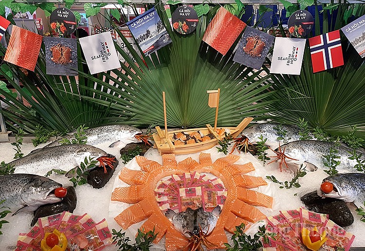 Hàng tấn cá hồi, cua nâu Na Uy được tiêu thụ tại thị trường Việt Nam Hàng tấn cá hồi, cua nâu Na Uy được tiêu thụ tại thị trường Việt Nam