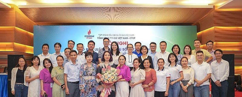 Giám đốc Trung tâm Hỗ trợ Đấu thầu thuộc Cục Quản lý đấu thầu – bà Nguyễn Thị Diệu Phương và cán bộ tham gia Hội nghị Giám đốc Trung tâm Hỗ trợ Đấu thầu thuộc Cục Quản lý đấu thầu – bà Nguyễn Thị Diệu Phương và cán bộ tham gia Hội nghị