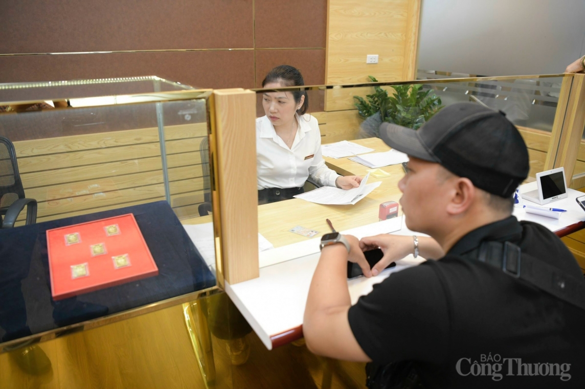 Mua vàng đầu tư cả triệu đồng mỗi lượng, chuyên gia khuyến cáo ''bình tĩnh để bảo vệ tài sản'' Mua vàng đầu tư cả triệu đồng mỗi lượng, chuyên gia khuyến cáo ''bình tĩnh để bảo vệ tài sản''