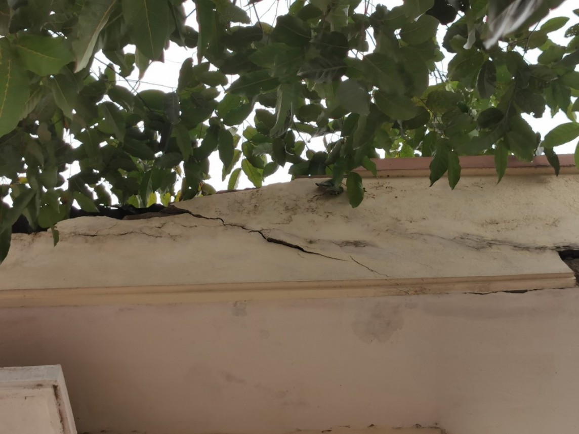 Sập mái hiên nhà văn hóa ở Hà Nội khiến 6 học sinh nhập viện hé lộ nhiều bất thường