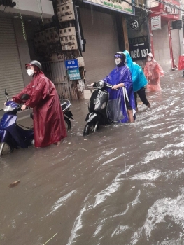 Mưa lớn, nhiều tuyến đường ở Hà Nội ngập nặng, tắc nghẽn kéo dài