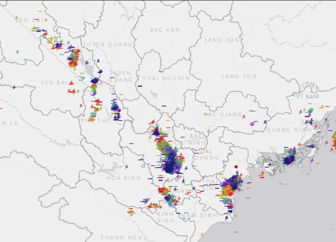 Sáng 5/6, chỉ trong 3 tiếng, Hà Nội hứng chịu 10.212 cú sét đánh
