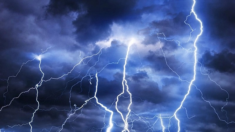 Sáng 5/6, chỉ trong 3 tiếng, Hà Nội hứng chịu 10.212 cú sét