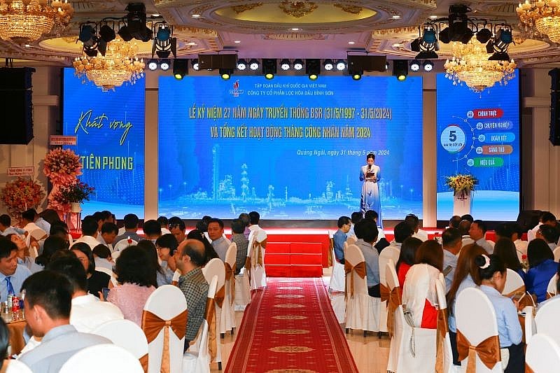 Toàn cảnh chương trình kỷ niệm 27 năm Ngày truyền thống BSR Toàn cảnh chương trình kỷ niệm 27 năm Ngày truyền thống BSR