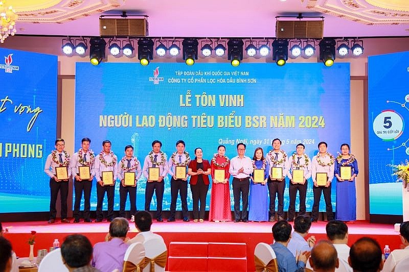 Bà Đinh Thị Hồng Minh - Phó Bí thư Tỉnh uỷ Quảng Ngãi (thứ 7 từ trái sang) và ông Nguyễn Văn Hội - Chủ tịch HĐQT BSR khen thưởng và tôn vinh người lao động BSR tiêu biểu năm 2024 Bà Đinh Thị Hồng Minh - Phó Bí thư Tỉnh uỷ Quảng Ngãi (thứ 7 từ trái sang) và ông Nguyễn Văn Hội - Chủ tịch HĐQT BSR khen thưởng và tôn vinh người lao động BSR tiêu biểu năm 2024