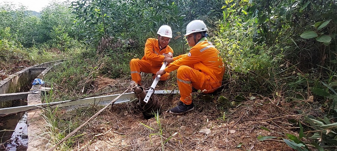 Người EVNNPC tự hào được góp sức trên công trường đường dây 500kV mạch 3 Người EVNNPC tự hào được góp sức trên công trường đường dây 500kV mạch 3