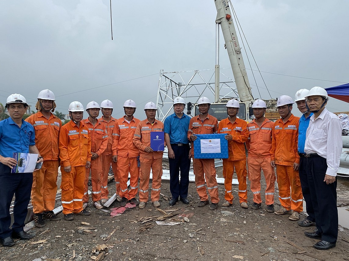 Người EVNNPC tự hào được góp sức trên công trường đường dây 500kV mạch 3 Người EVNNPC tự hào được góp sức trên công trường đường dây 500kV mạch 3
