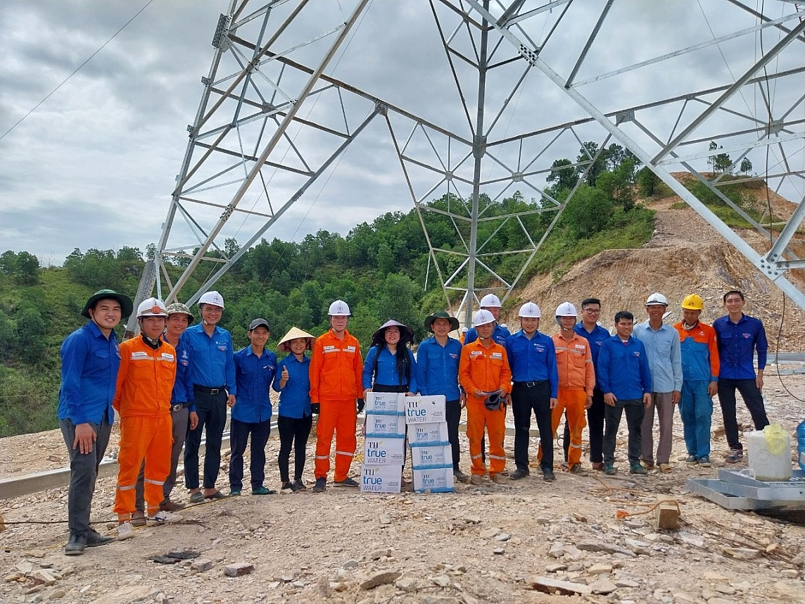 Người EVNNPC tự hào được góp sức trên công trường đường dây 500kV mạch 3 Người EVNNPC tự hào được góp sức trên công trường đường dây 500kV mạch 3