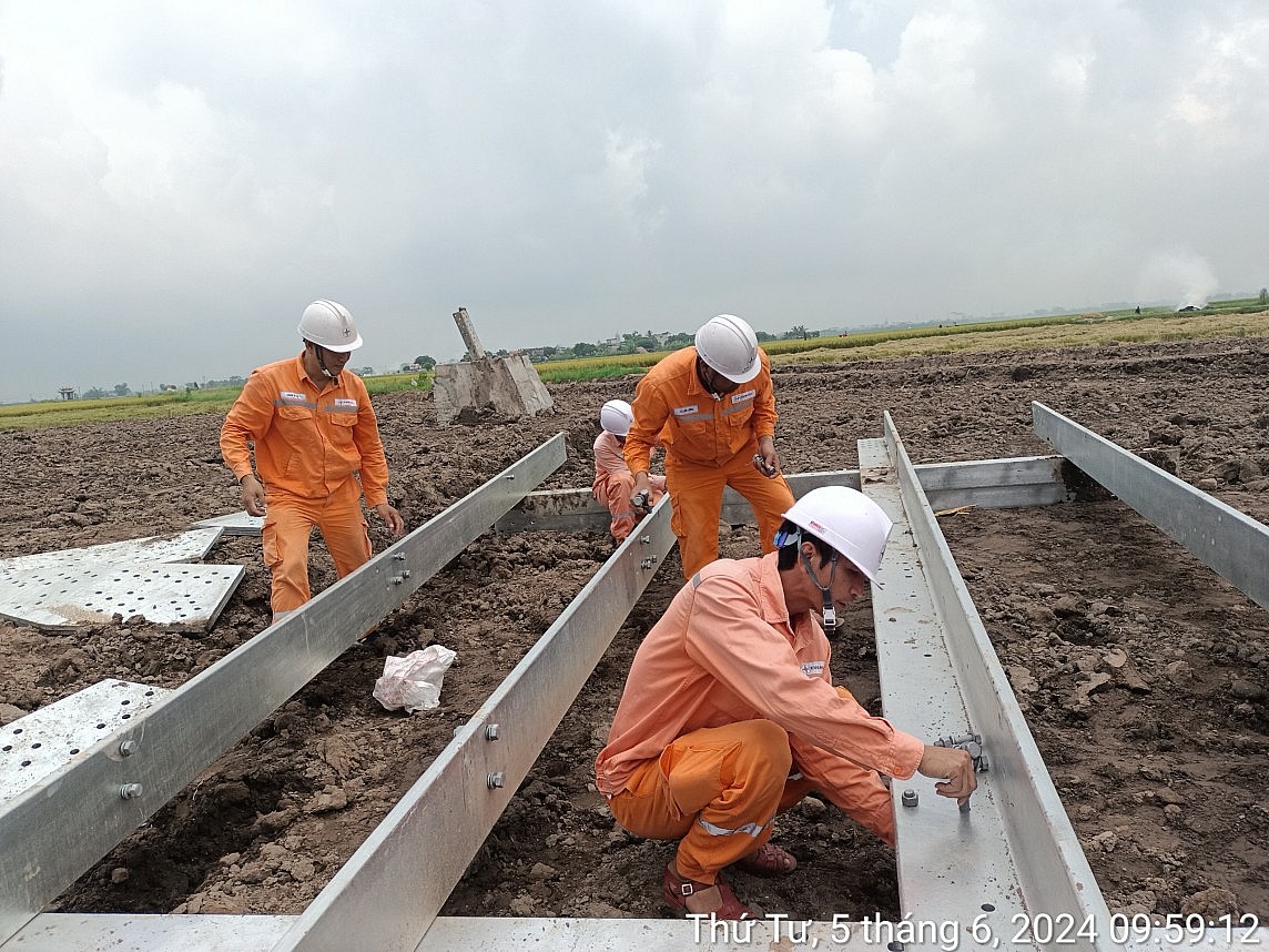 Người EVNNPC tự hào được góp sức trên công trường đường dây 500kV mạch 3 Người EVNNPC tự hào được góp sức trên công trường đường dây 500kV mạch 3