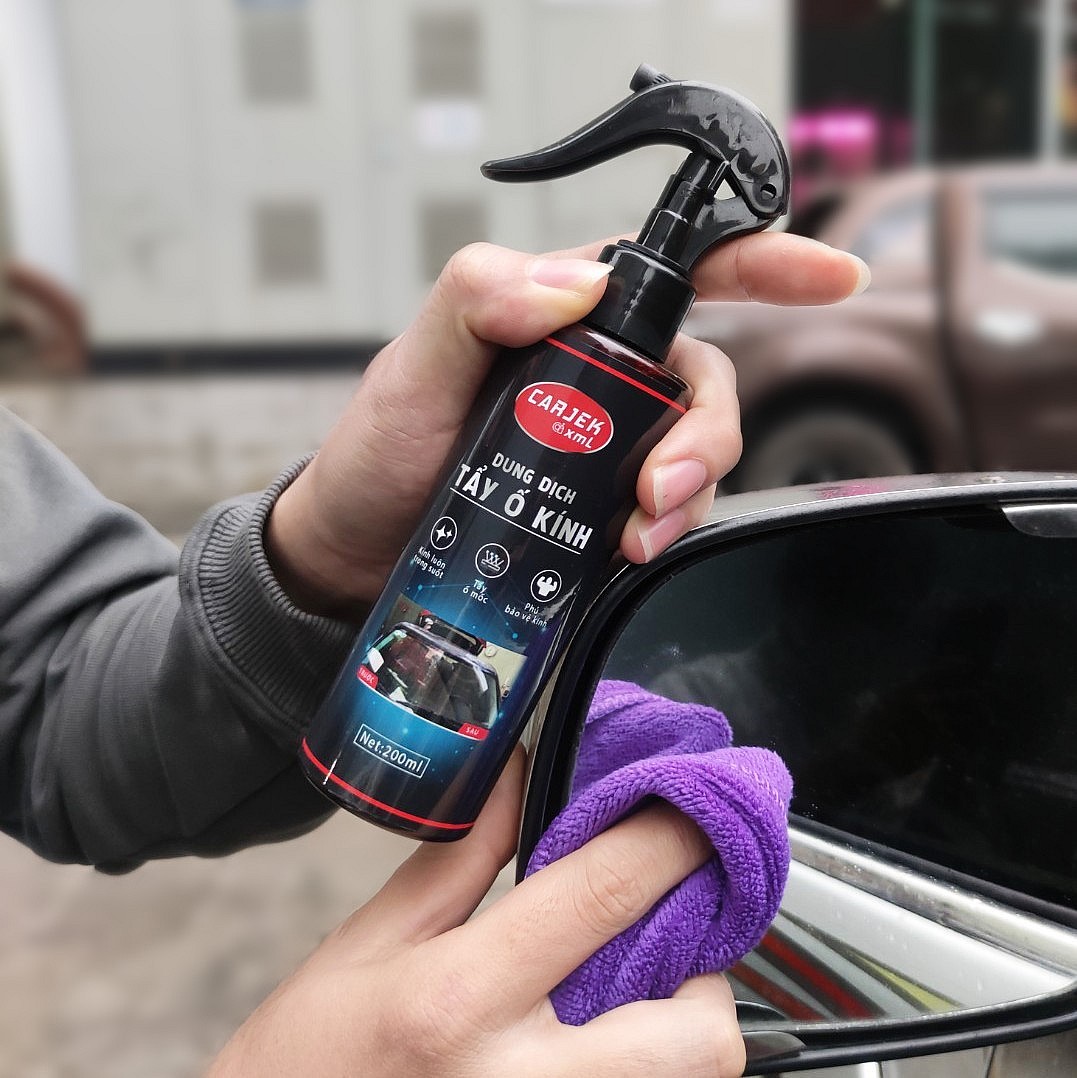 Chất tẩy ố chuyên dụng cho kính lái ( Ảnh: Carjek) Chất tẩy ố chuyên dụng cho kính lái ( Ảnh: Carjek)