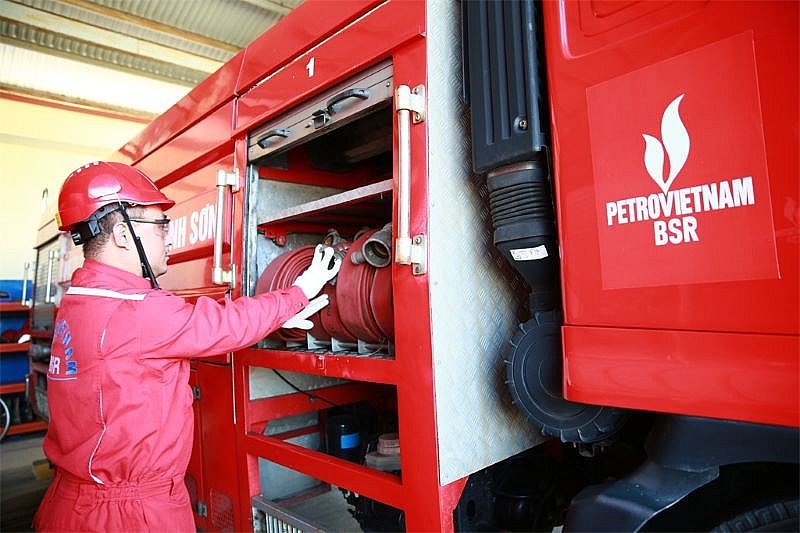 Nhân sự Ban An toàn Môi trường kiểm tra thiết bị máy móc trên xe cứu hỏa tại NMLD Dung Quất Nhân sự Ban An toàn Môi trường kiểm tra thiết bị máy móc trên xe cứu hỏa tại NMLD Dung Quất