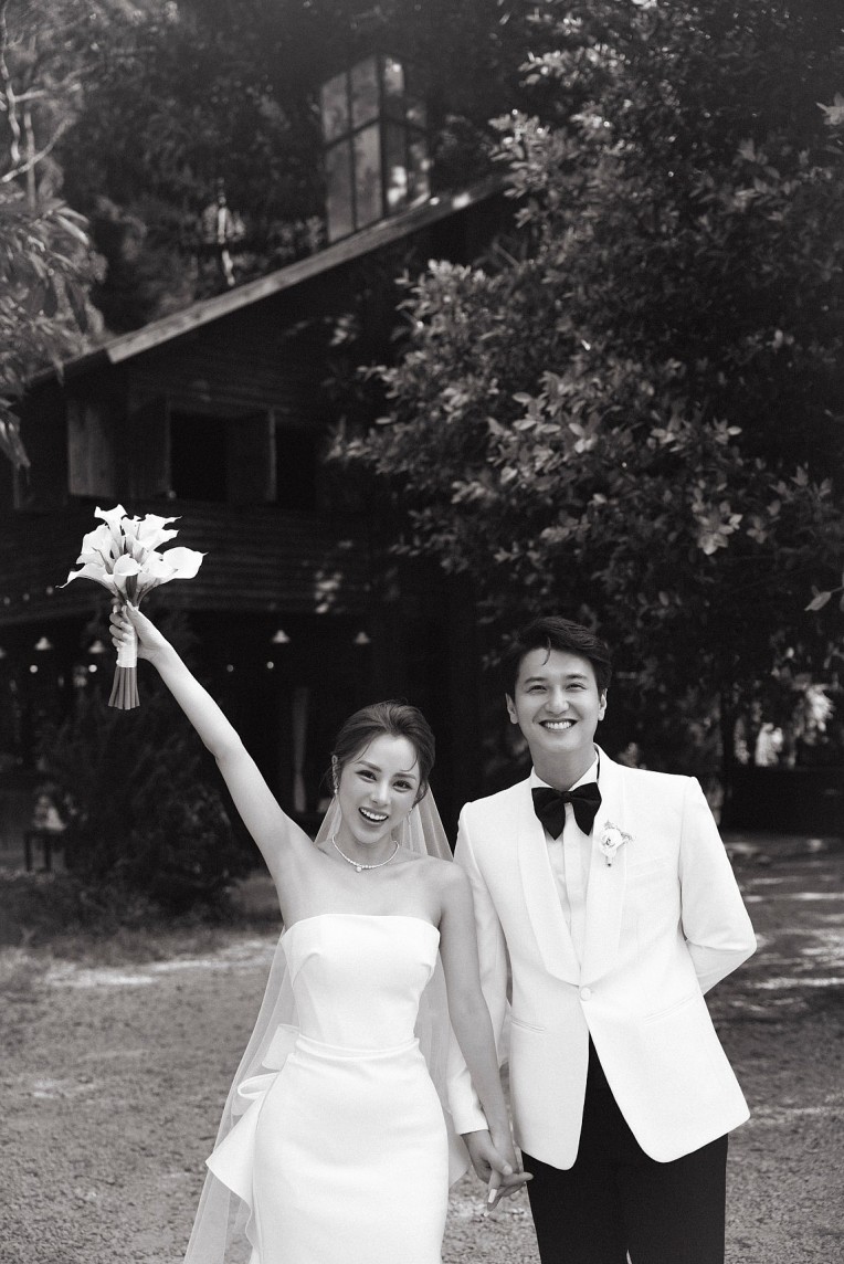 Tin sao 6/6: Chi Bảo tặng quà sinh nhật vợ 2 xe hơi phiên bản giới hạn Tin sao 6/6: Chi Bảo tặng quà sinh nhật vợ 2 xe hơi phiên bản giới hạn