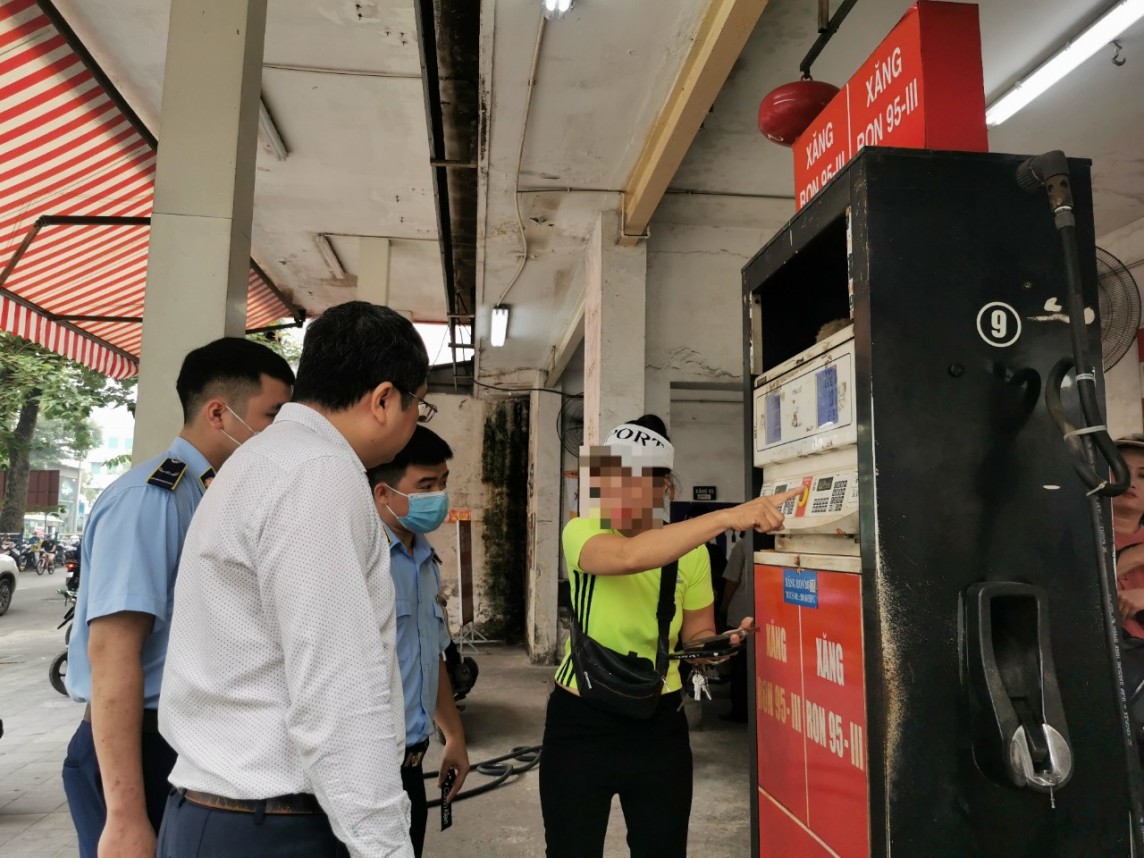 Hà Nội: Khách tố cây xăng trên đường Nguyễn Công Trứ có dấu hiệu gian lận, xóa dấu vết Hà Nội: Khách tố cây xăng trên đường Nguyễn Công Trứ có dấu hiệu gian lận, xóa dấu vết