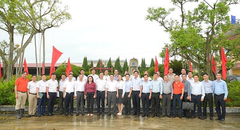 Các đại biểu tại Khu lưu niệm công trình khai thác Dầu khí đầu tiên Các đại biểu tại Khu lưu niệm công trình khai thác Dầu khí đầu tiên