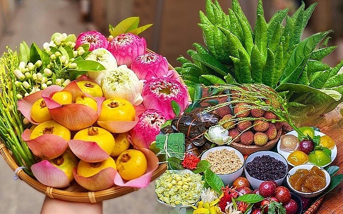 Mâm cúng Tết Đoan Ngọ không chỉ là bày tỏ lòng kính trọng đối với tổ tiên, mà còn là dịp để mọi người trong gia đình sum họp Mâm cúng Tết Đoan Ngọ không chỉ là bày tỏ lòng kính trọng đối với tổ tiên, mà còn là dịp để mọi người trong gia đình sum họp