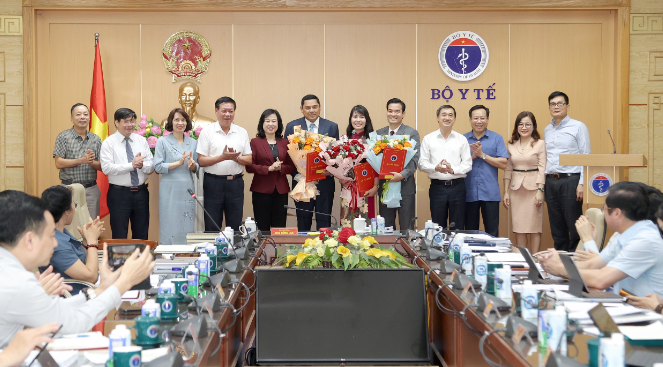 Lãnh đạo chúc mừng bà Vũ Nữ Anh, ông Hoàng Trung Tuấn và ông Chu Quốc Thịnh. Lãnh đạo chúc mừng bà Vũ Nữ Anh, ông Hoàng Trung Tuấn và ông Chu Quốc Thịnh.