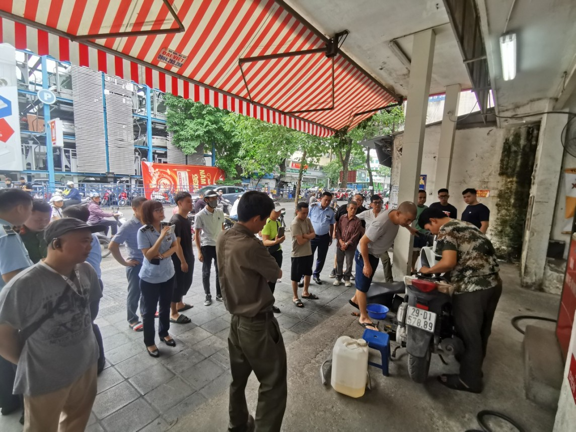Lực lượng chức năng đã tiến hành rút xăng từ xe máy của bà Hạnh để xác minh sau phản ánh của người phụ nữ này về dấu hiệu gian lận của cây xăng (Ảnh: Đoàn Tuấn) Lực lượng chức năng đã tiến hành rút xăng từ xe máy của bà Hạnh để xác minh sau phản ánh của người phụ nữ này về dấu hiệu gian lận của cây xăng (Ảnh: Đoàn Tuấn)