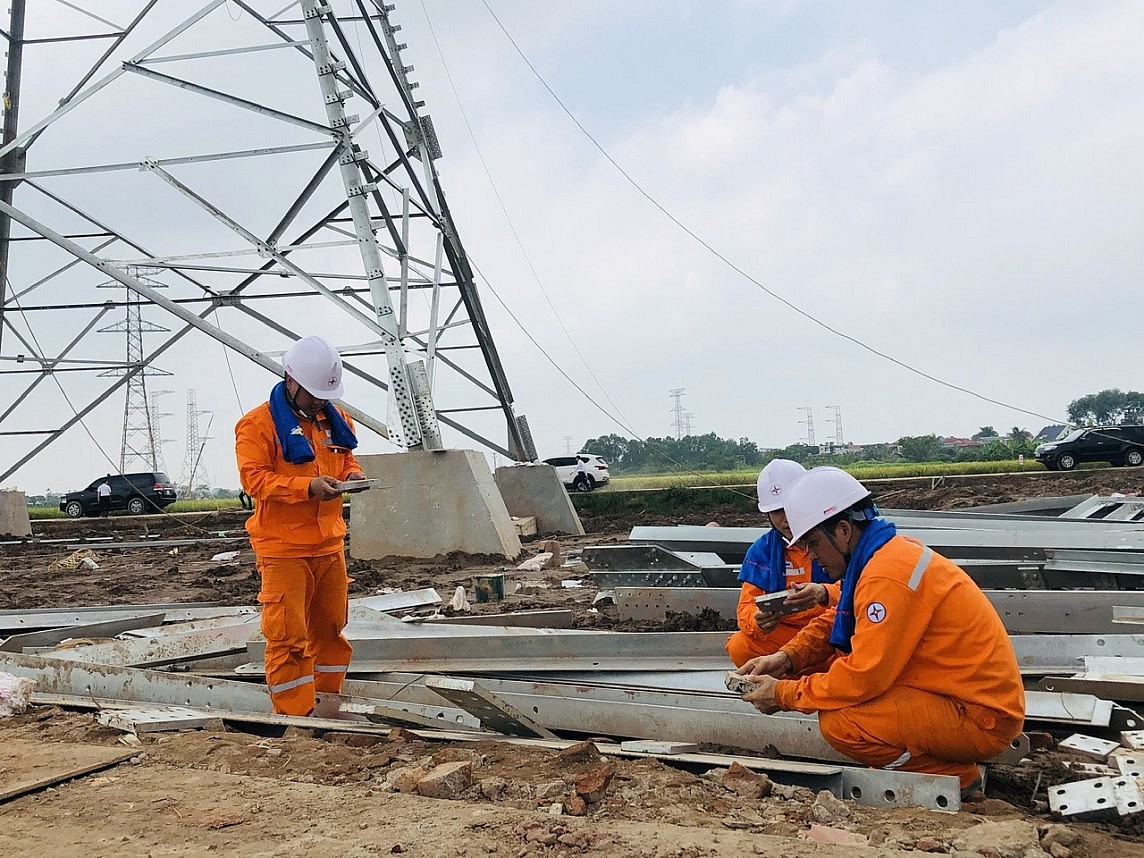 Lãnh đạo EVNNPC động viên lực lượng thi công đường dây 500kV mạch 3 Lãnh đạo EVNNPC động viên lực lượng thi công đường dây 500kV mạch 3