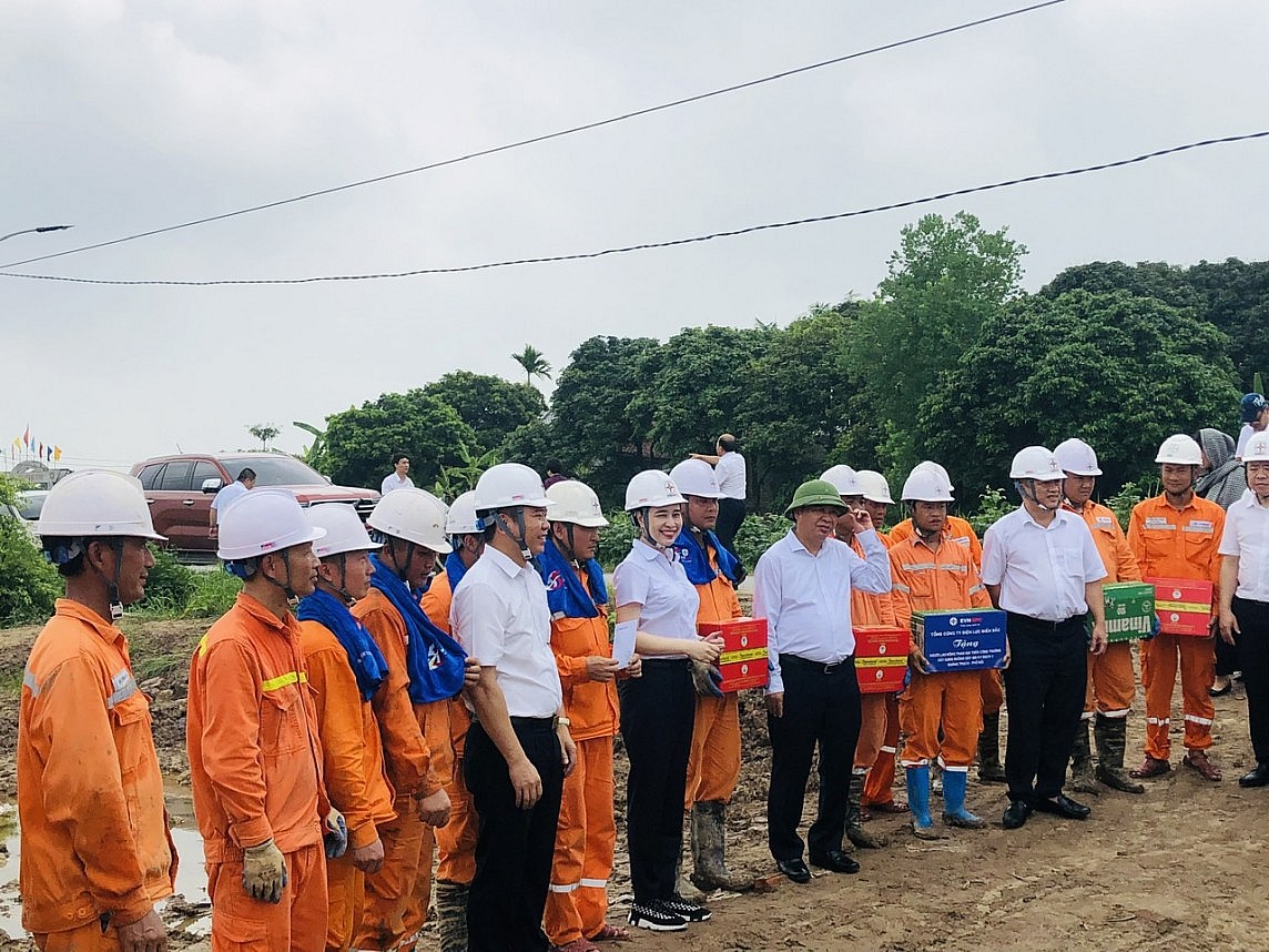Lãnh đạo EVNNPC động viên lực lượng thi công đường dây 500kV mạch 3 Lãnh đạo EVNNPC động viên lực lượng thi công đường dây 500kV mạch 3
