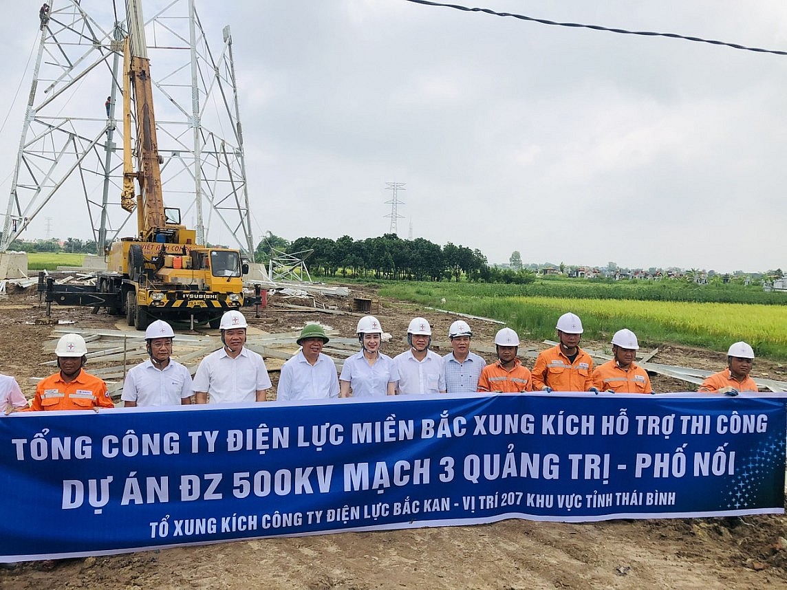 Lãnh đạo EVNNPC động viên lực lượng thi công đường dây 500kV mạch 3 Lãnh đạo EVNNPC động viên lực lượng thi công đường dây 500kV mạch 3
