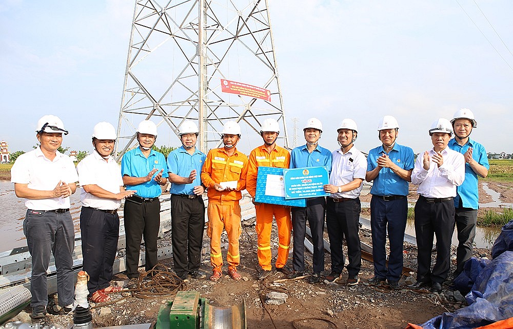 Chung sức đồng lòng đưa dự án đường dây 500kV mạch 3 về đích Chung sức đồng lòng đưa dự án đường dây 500kV mạch 3 về đích