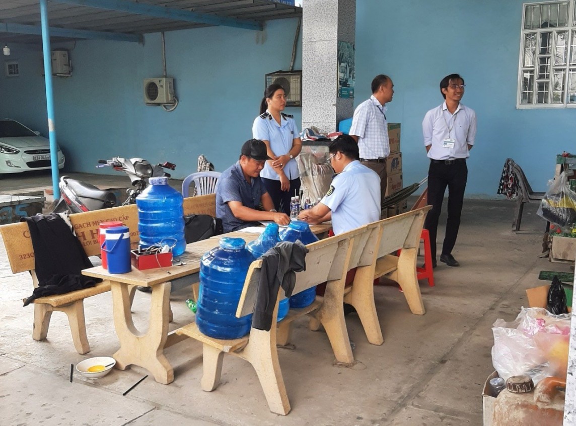 Lực lượng Quản lý thị trường tỉnh Sóc Trăng lập biên bản đối với Doanh nghiệp tư nhân - Ảnh Cuc Quản lý thị trường tỉnh Sóc Trăng . Lực lượng Quản lý thị trường tỉnh Sóc Trăng lập biên bản đối với Doanh nghiệp tư nhân - Ảnh Cuc Quản lý thị trường tỉnh Sóc Trăng .