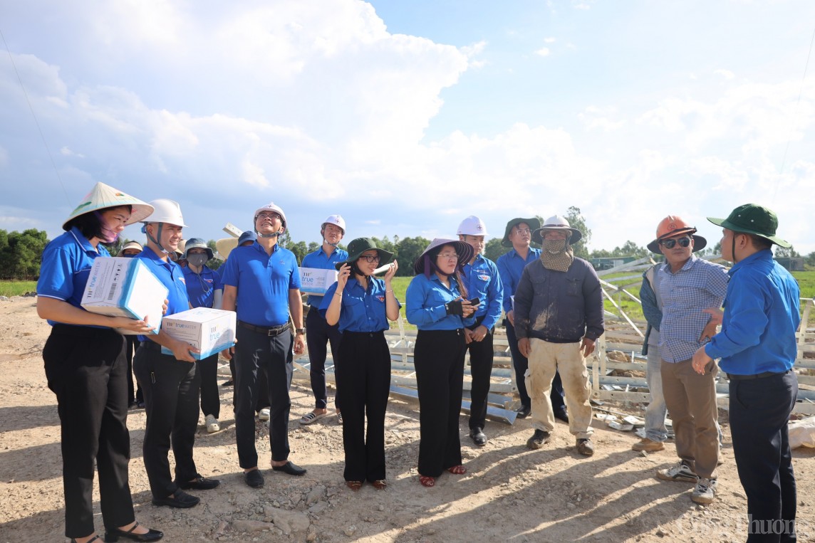 Áo xanh tình nguyện chung sức “về đích” thi công đường dây 500kV mạch 3 Áo xanh tình nguyện chung sức “về đích” thi công đường dây 500kV mạch 3