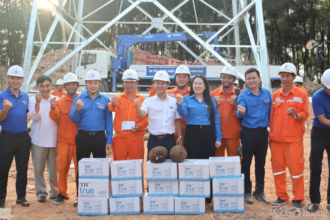 Áo xanh tình nguyện chung sức “về đích” thi công đường dây 500kV mạch 3 Áo xanh tình nguyện chung sức “về đích” thi công đường dây 500kV mạch 3